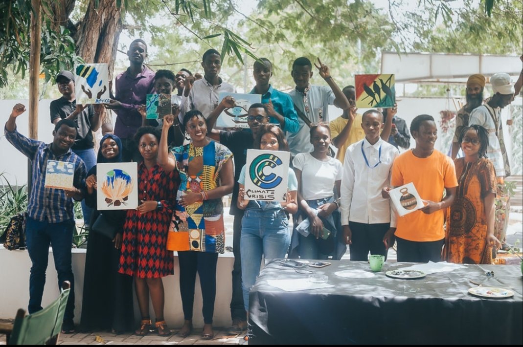 officielsalome's tweet photo. @AYICCtz @AYICC Africa @OISEA and @hudefo wanawashukuru wote mlioshiriki jana katika uchoraji wa mabadiliko ya tabia nchi.
#learnwithart #climateartcafetz https://t.co/4rHHXBhUjp