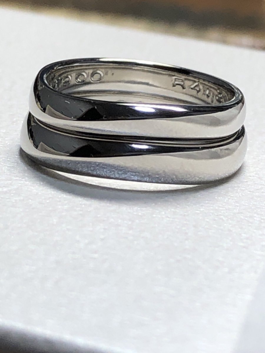 rie61619330's tweet photo. 本日、NIJOへマリッジリングをフルオーダーいただいたお客様へ納品されたそうです💍𓂃◌𓈒𓐍💕S字ラインで上部が山型になっており綺麗なラインが特徴的な素敵な指輪に仕上がってました💍 😊主人は2つの指輪を重ねた時にピッタリと隙間がないようにするのが大変だったみたいです꒰˘̩̩̩⌣˘̩̩̩๑꒱♡ https://t.co/2sAFQ7x913