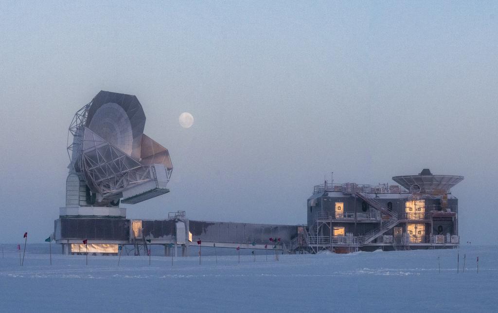aman_chokshi's tweet photo. The @SPTelescope in twilight! An almost full moon just rose, and the colors are spectacular. Here the telescope is performing pointing calibration a couple of hours before day two of @ehtelescope observing begins 🌕 https://t.co/30hg9v0FMj