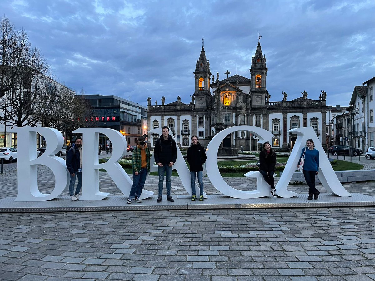 MaristasMalaga's tweet photo. Nuestros alumnos de 1°Bachillerato ya se encuentran en Braga (Portugal 🇵🇹) para su movilidad @EUErasmusPlus dentro del proyecto @OSJErasmus @sepiegob @sepeiandalucia con los profesores @Juanjobuzon y @__auroraramirez 

#SomosRed #masqueaulas https://t.co/V5SrgPlywk