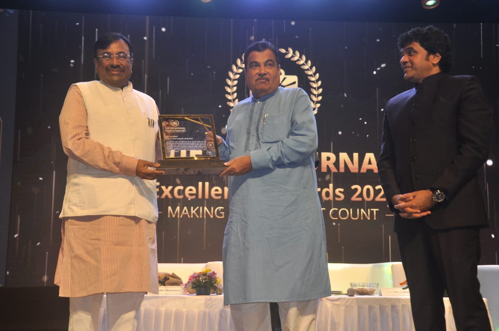 Nitin Gadkari presenting Social Transformation Leader Award toSudhir Mungantiwar, former Minister of Finance, Planning and Forests, Government of Maharashtra & current Member of the Legislative Assembly, Maharashtra