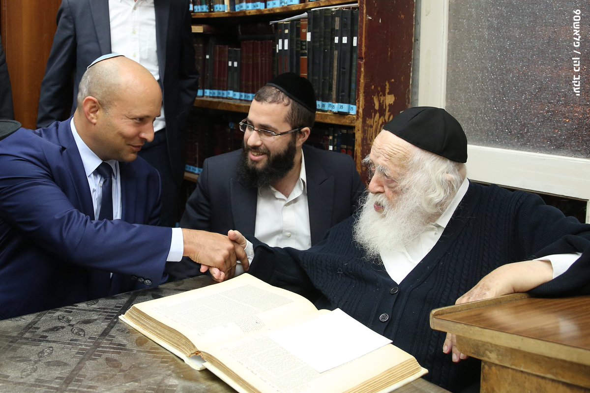 naftalibennett's tweet photo. הגר"ח קנייבסקי זצ״ל, גדול הדור, מובא כעת למנוחות.
לכתו היא אבדה גדולה לעם היהודי.
**
רבות דובר על סגפנותו, ויצא לי לראות זאת במו עיניי כשביקרתי אותו - הדירה הפשוטה, אורח החיים הצנוע והדל, הוויתור על החומר לטובת הרוח. >> https://t.co/tioNXGAV7r