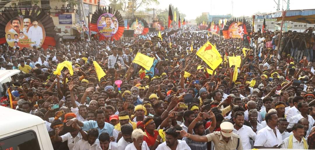 Nachiservai_'s tweet photo. 1300 ஆண்டுகளுக்கு முன்பே தமிழ்மொழி வளர்ச்சிக்காகவும் தமிழர்களுக்காகவும் பாடுபட்டு, காலத்தால் அழியாத பல கலை குடவரைக்கோவில்களை கட்டி, நீர்மேலாண்மையை கட்டிக்காத்து அனைத்து மக்களுக்குமான சமூகநீதி காத்த மாமன்னர் பேரரசர் #பெரும்பிடுகு #சுவரன்மாறன் #முத்தரையர்  திருவுருவச்சிலை திறப்பு https://t.co/Rt6So5lGE4