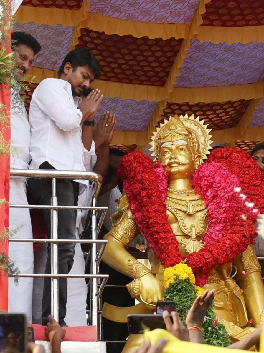 Nachiservai_'s tweet photo. 1300 ஆண்டுகளுக்கு முன்பே தமிழ்மொழி வளர்ச்சிக்காகவும் தமிழர்களுக்காகவும் பாடுபட்டு, காலத்தால் அழியாத பல கலை குடவரைக்கோவில்களை கட்டி, நீர்மேலாண்மையை கட்டிக்காத்து அனைத்து மக்களுக்குமான சமூகநீதி காத்த மாமன்னர் பேரரசர் #பெரும்பிடுகு #சுவரன்மாறன் #முத்தரையர்  திருவுருவச்சிலை திறப்பு https://t.co/Rt6So5lGE4