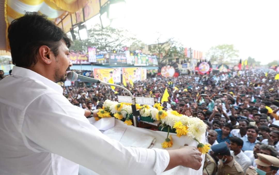 Nachiservai_'s tweet photo. 1300 ஆண்டுகளுக்கு முன்பே தமிழ்மொழி வளர்ச்சிக்காகவும் தமிழர்களுக்காகவும் பாடுபட்டு, காலத்தால் அழியாத பல கலை குடவரைக்கோவில்களை கட்டி, நீர்மேலாண்மையை கட்டிக்காத்து அனைத்து மக்களுக்குமான சமூகநீதி காத்த மாமன்னர் பேரரசர் #பெரும்பிடுகு #சுவரன்மாறன் #முத்தரையர்  திருவுருவச்சிலை திறப்பு https://t.co/Rt6So5lGE4