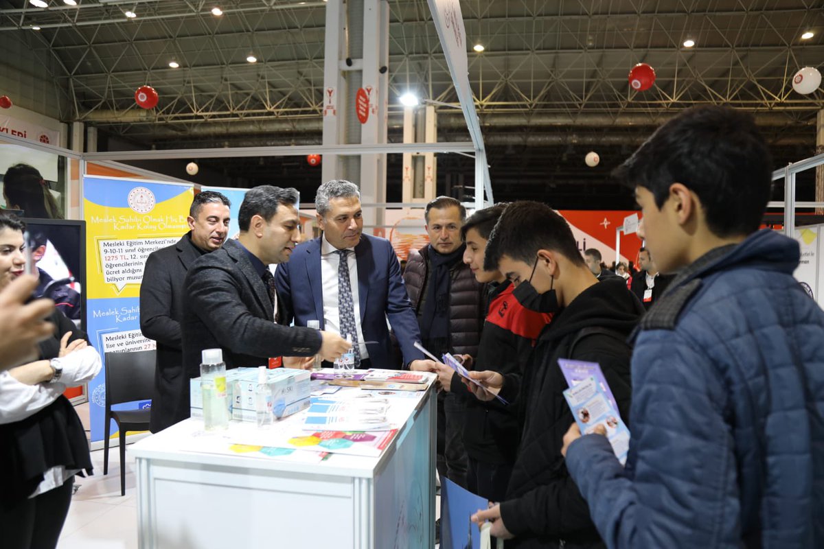 Gaziantep_MEM's tweet photo. İl Müdürümüz Yasin Tepe, @tcbestepe @iletisim tarafından düzenlenen Devlet Teşvikleri Tanıtım Günleri Programı'nın ikinci gününde de öğrencilerimizle bir aradaydı.

Gençlerimiz; tüm girişim alanlarında kamu kurumlarının imkânlarını tanıdılar.

@tcmeb @gul_davut @yasintepe https://t.co/ewQz3Zw69w