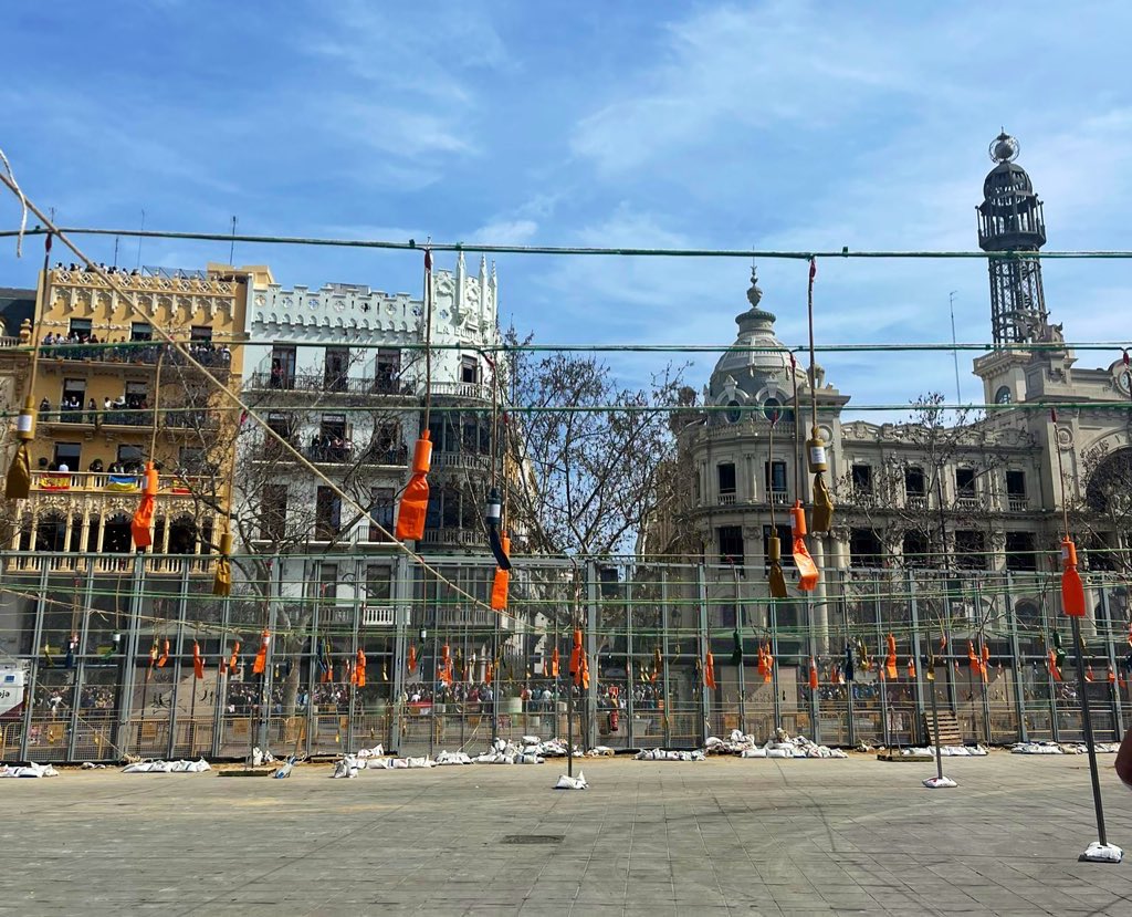 AjuntamentVLC's tweet photo. 🧨 T’has quedat amb més ganes de pólvora? Tot i que és 20 de març, hui tenim #mascletà7 a la plaça de l’Ajuntament! 💥 La Pirotècnia #NadalMartí🔥 ja ho té tot preparat per a fer tremolar #València! T’esperem 😷! #Falles22 #SomPólvora https://t.co/N2i2tmwfbc