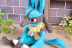 ポケモンの羊毛フェルト作品がイケメンかわいい キリッとしたルカリオがテーブルにちょこんっ 1 2 ページ ねとらぼ