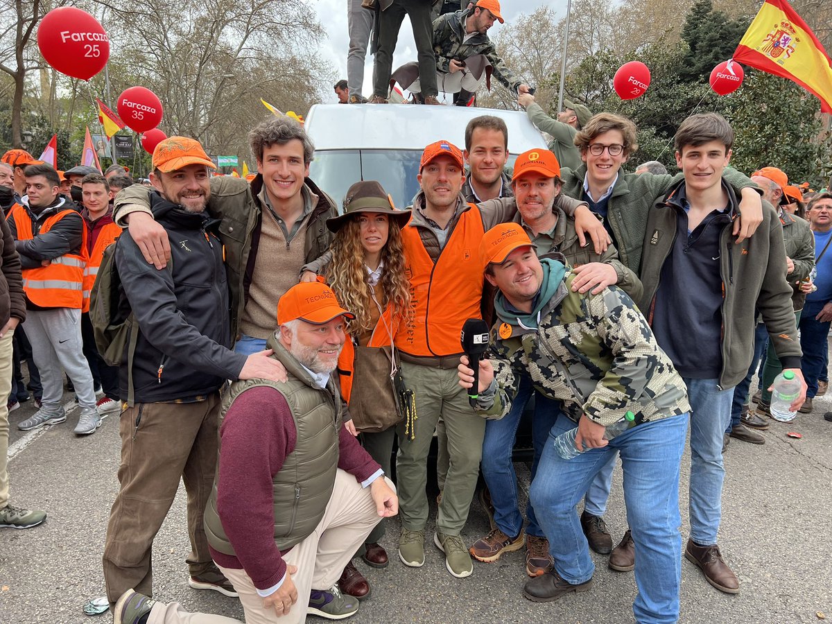 Amigos, cazadores, jóvenes, relevo generacional, mujeres, periodistas, reahaleros… no falta nadie en el día más importante de los últimos años para el #mundorural y la #caza #20MRural