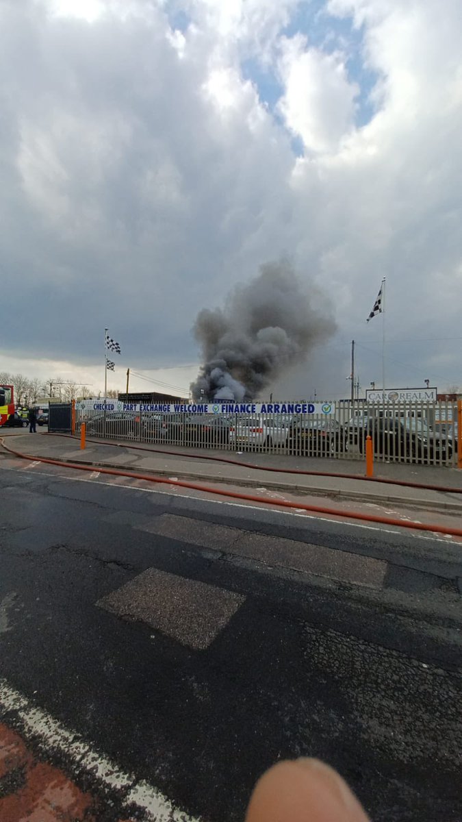 Ten fire engines and around 70 firefighters are tackling a blaze at a car showroom and workshop on New Road in #Rainham. Essex and Kent firefighters are assisting us at the scene. Please close doors &amp; windows if you live nearby