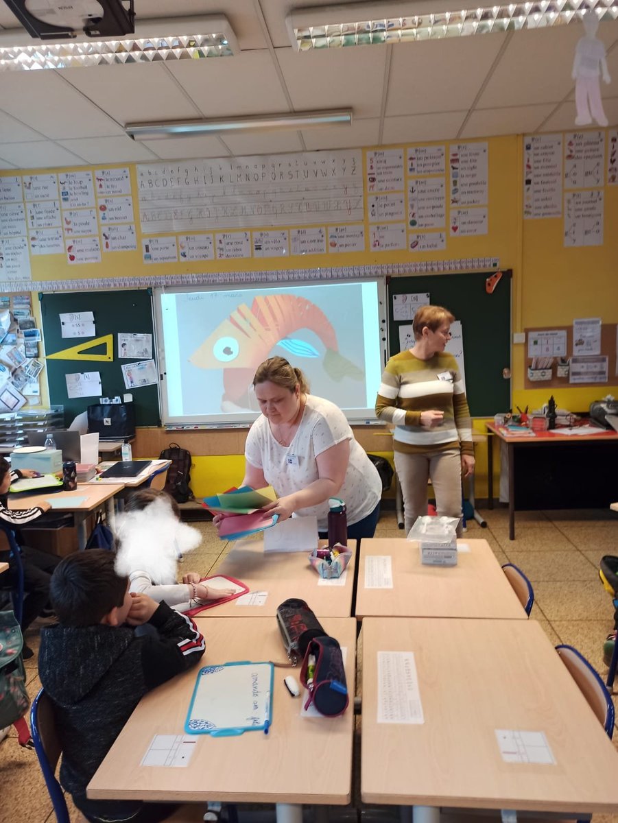 Ecole_Benoit's tweet photo. Les élèves de l'école ont bénéficié de séances menées par nos partenaires afin de leur présenter la culture italienne, estonienne et islandaise (chant, danse, arts plastiques...) https://t.co/vaesL2waz8