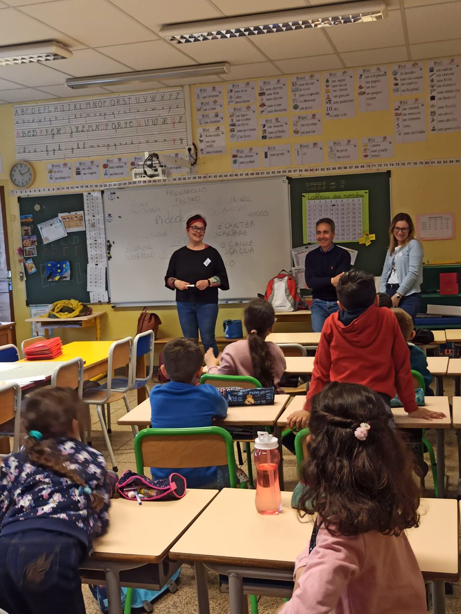 Ecole_Benoit's tweet photo. Les élèves de l'école ont bénéficié de séances menées par nos partenaires afin de leur présenter la culture italienne, estonienne et islandaise (chant, danse, arts plastiques...) https://t.co/vaesL2waz8