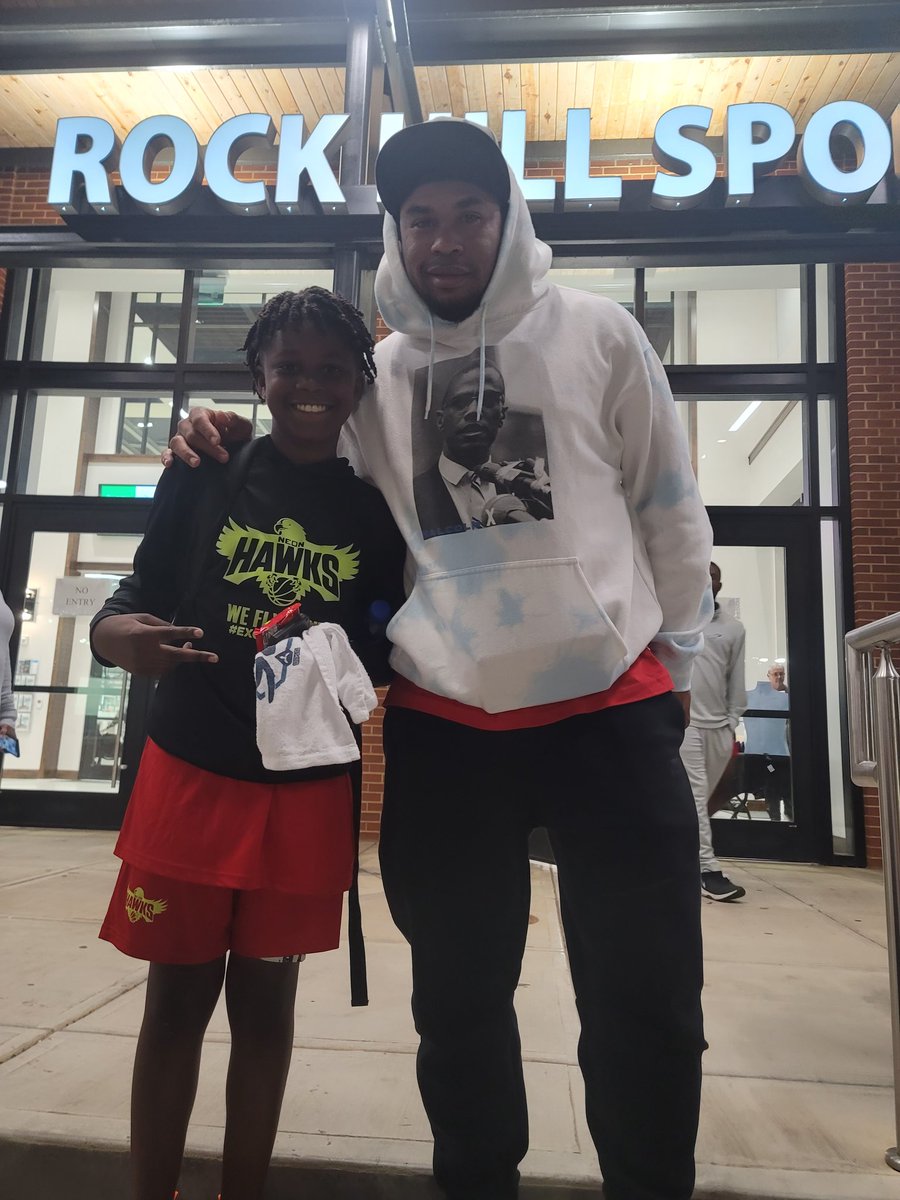 JamaarGreen1's tweet photo. I Had a great game last night with 10pts,some rebounds &amp; assist. Then when I was leaving I got to talk and take a picture with #ExPanther #ExRaven @CutToIt #SteveSmithSr89 #Agent89 #Smitty @BigShotsGlobal @RHHerald @RHHerald_Preps https://t.co/F2ovJu5aSJ