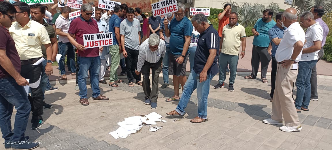 ReetuKapur's tweet photo. कितना झूठ छुपा है @chintelsgroup तेरी खोखली दीवारों में;पैसों की  मिलावट से भर दी #chintelsparadiso  की नींव की दरारें भी ;@narendramodi अब तो साथ दे दो @ChintelsOwners का,निराश हो जला दी हमने आज वो झूठी OC,इंसाफ के लिए जा रहे हैं अब सुप्रीम कोर्ट के गलियारे में #arrestP Solomon https://t.co/DATFPMNFmx
