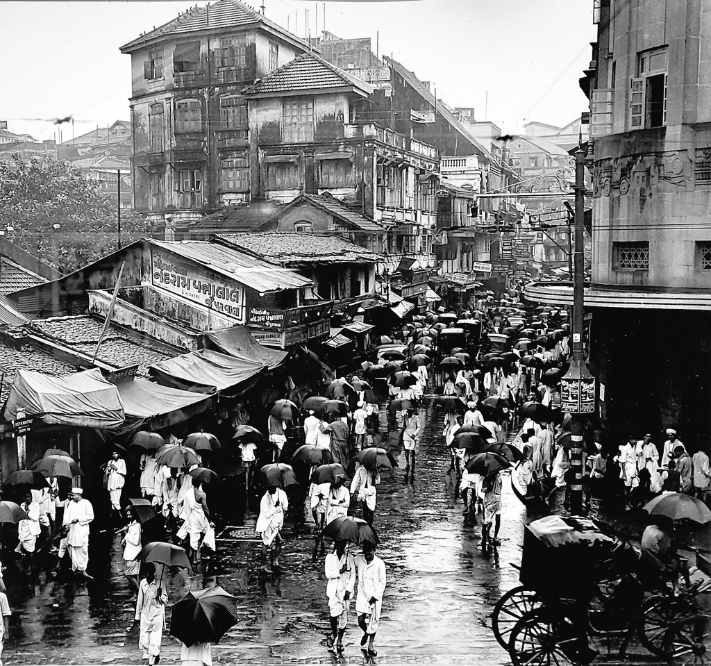 Loreto_1910's tweet photo. . #India #Bombay
Margaret Bourke-White
#MargaretBourkeWhite
#BourkeWhite
1947
📷
"Sheikh Memon street"
#NiépceArt https://t.co/GkTlObK5nd