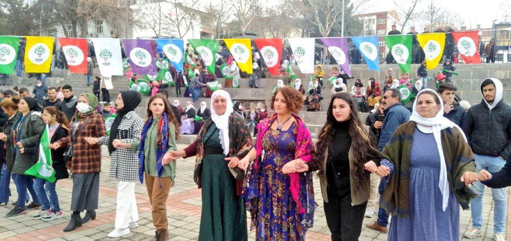 dempartiamed's tweet photo. Hakikate giden yolda yolumuzu aydınlatan meşalenin nişanesi olan Newroz tüm ihtişamıyla bize selam duruyor. Çınar'da Newroz ateşimizi yaktık.Newroz Pîroz bê...
#Newroz2022 https://t.co/tkYvR1sTWw