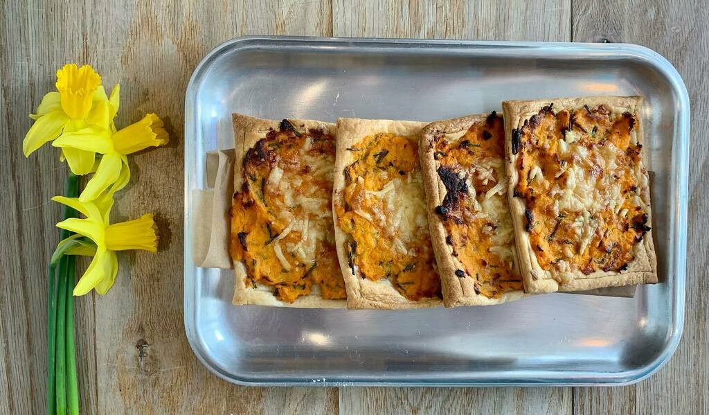 thecopperspoon's tweet photo. Three cheese, sweet potato and chive tarts 🧀🍠🌱
Featuring vintage Trelawny, Helford white and Cornish cheddar
.
.
#marazion #vegetariancafe #sweetpotato #threecheese #chive #savourytarts #localcheeses #cornishcheeses https://t.co/omZfisTur0 https://t.co/NsGs9mCS1o