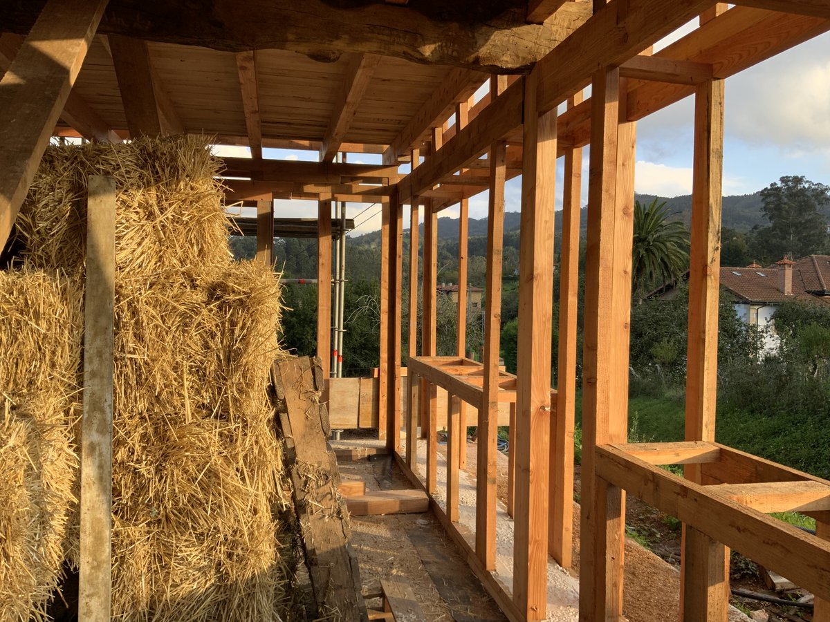 KalmaKeco's tweet photo. Es la belleza de la textura y el olor de los materiales vernáculos.
#ConstrucciónSostenible #EficienciaEnergética #EconomíaCircular #ViviendaSaludable #rehabilitación #Rehabilitar #Recuperar
#PassiveHouse #strawbuilding #upstraw https://t.co/jpHxdvNmqf