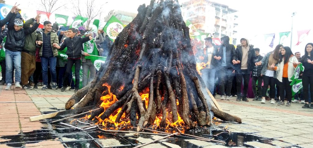 Hakikate giden yolda yolumuzu aydınlatan meşalenin nişanesi olan Newroz tüm ihtişamıyla bize selam duruyor. Çınar'da Newroz ateşimizi yaktık.Newroz Pîroz bê...
#Newroz2022