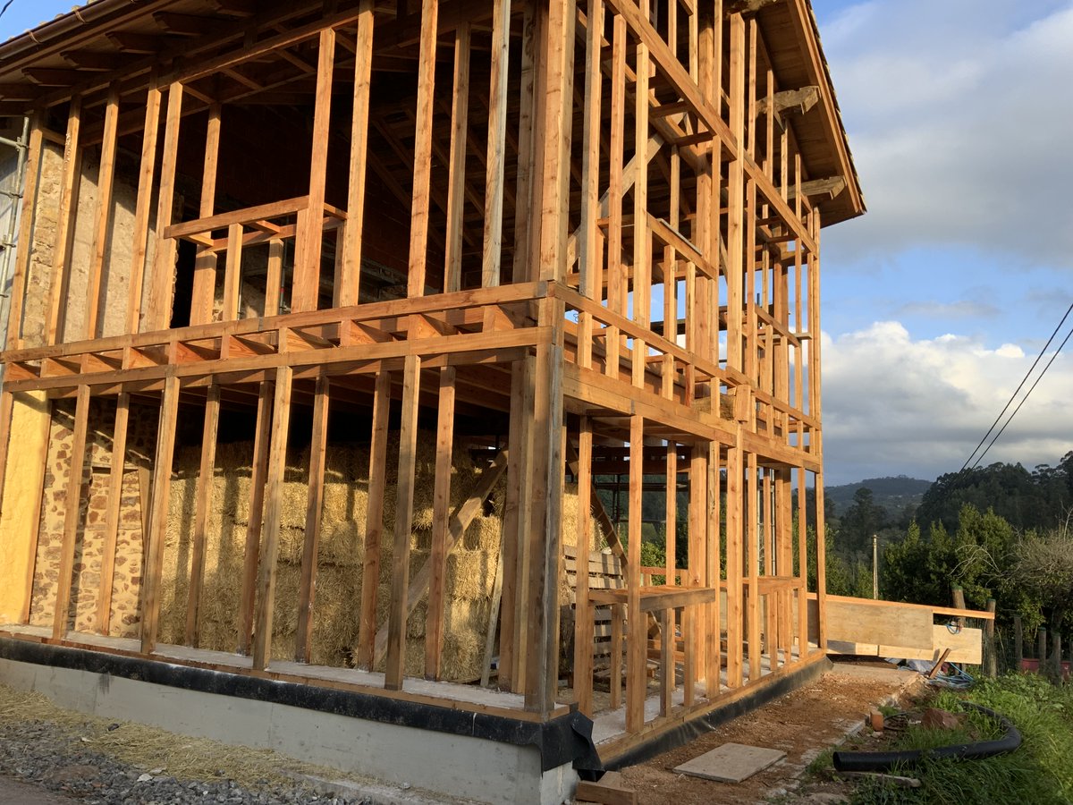 KalmaKeco's tweet photo. Piedra, madera y paja.
El momento emocionante en el que llega la paja a la obra. Comentaba Pepa cómo le evocaba su infancia, sus juegos en la cuadra de los abuelos.
#casadepaja #Bioconstruccion #bioclimática #CasaPasiva #Biopasivo #Asturias #Kalmak #KalmakEco https://t.co/RUJTtQsuAd