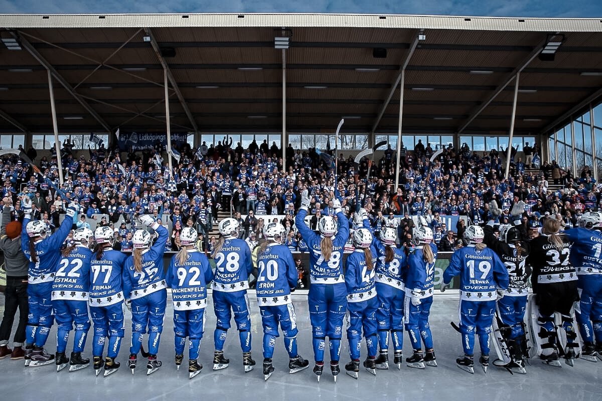 vlbk_officiella's tweet photo. Vi vann på läktaren &amp; på isen 💙🤍

#VLBK #Lidköping https://t.co/jPlJPdLXZU