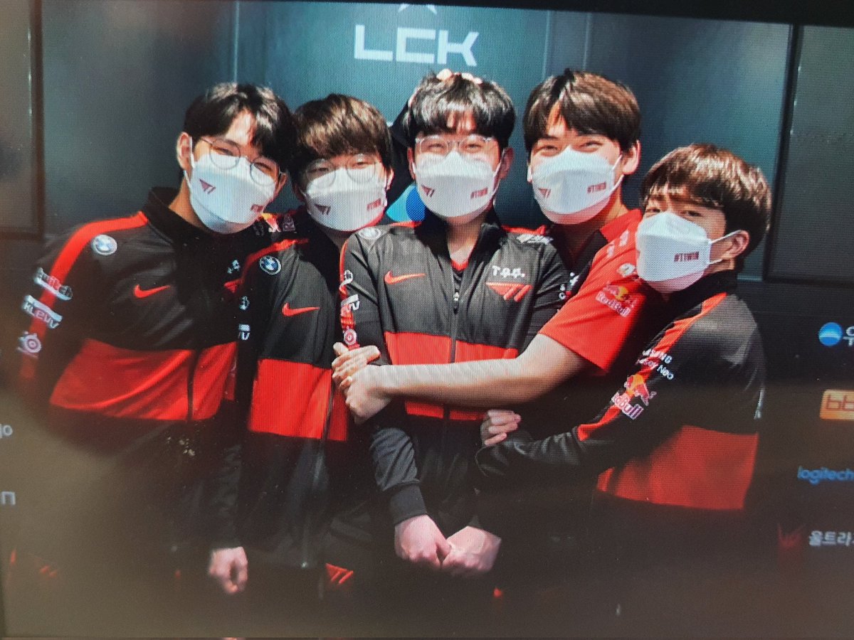 AshleyKang's tweet image. "Hey guys, we'll do a [family photo] again. We had Gumayusi then Faker at the center last time, which player should we go with this time?

@T1LoL - Zeus!

Zeus - D:

"Okay~ Could Zeus please switch to the center and everyone move to Zeus as close as possible"