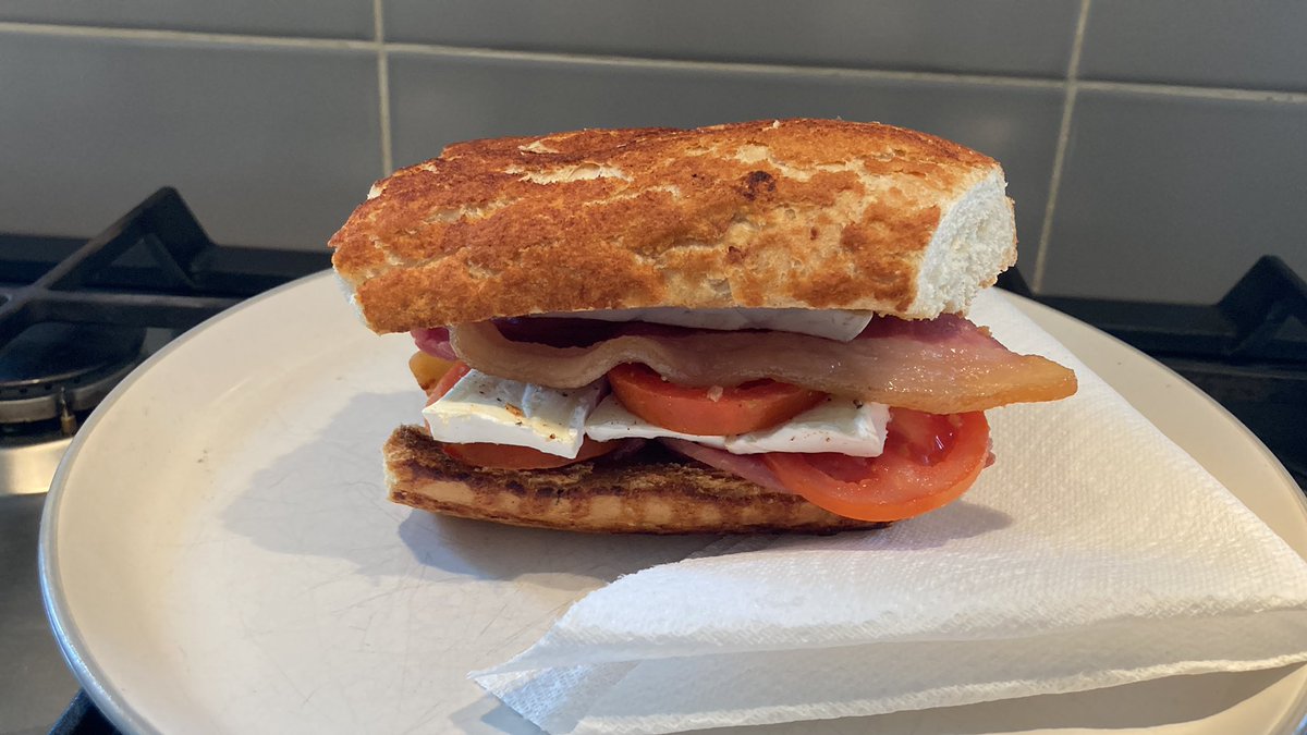Sidthepainter's tweet photo. Just got round to eating this morning. So I’ve gone for, lightly toasted French stick with a brie and bacon filling and a thinly sliced tomato. And a cup of tea on the side.
(the bacon I use is pictured on the left, and is superb)
#SidsCafe https://t.co/2fjQPIpppJ