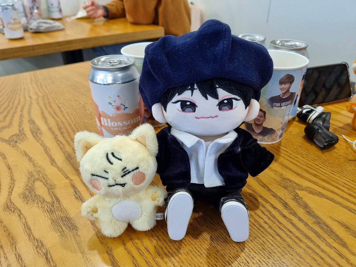 Silverblackwang's tweet photo. 광냥이랑 찰칵📸
여우뎨랑도 찰칵📸

광냥이랑 흑광이랑 똑같이 오른쪽 송곳니가 보이는게..너무 귀여워서..기절..🥺🥺
@FOX_YSJ @SEK_Meow https://t.co/udq9hsODgA
