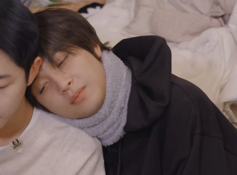 thehaec's tweet photo. cuddle bear haechan ☹️ https://t.co/NmQse282LA