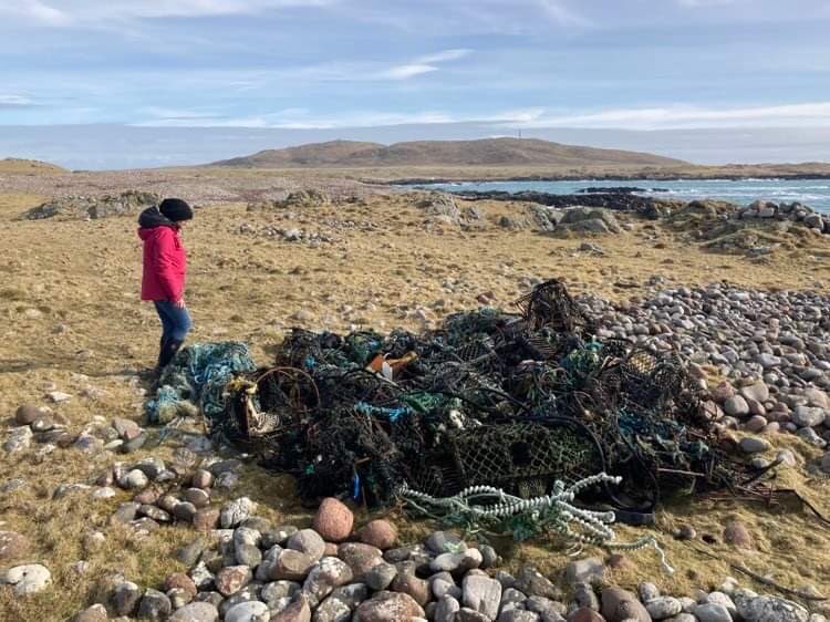 SuilanSpink's tweet photo. The #fishing gear keeps rolling in ~ this beach deep cleaned #beachclean end of October 21. #agriculture #plastic feed bags and #balewrap continue to line our fences beside the #beach #environment #nature #Giveaways by #farmers do they not #care #plasticpollution @ourseas_scot https://t.co/G1f6f7yBez