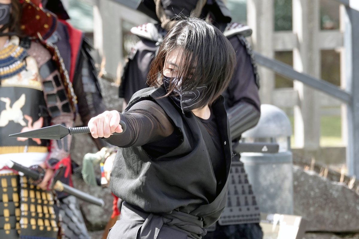 To178430's tweet photo. 3/20 「ある日突然、武者行列 ～　戦国フェア　～」
＠小田原城址公園

#忍者 #女忍者 #くのいち #くの一 #くノ一 #NINJA
#米山流殺陣術 #風魔忍者 #小田原城 #北條手作り甲冑隊 #北條五代祭り https://t.co/F1K8Dc1nd4