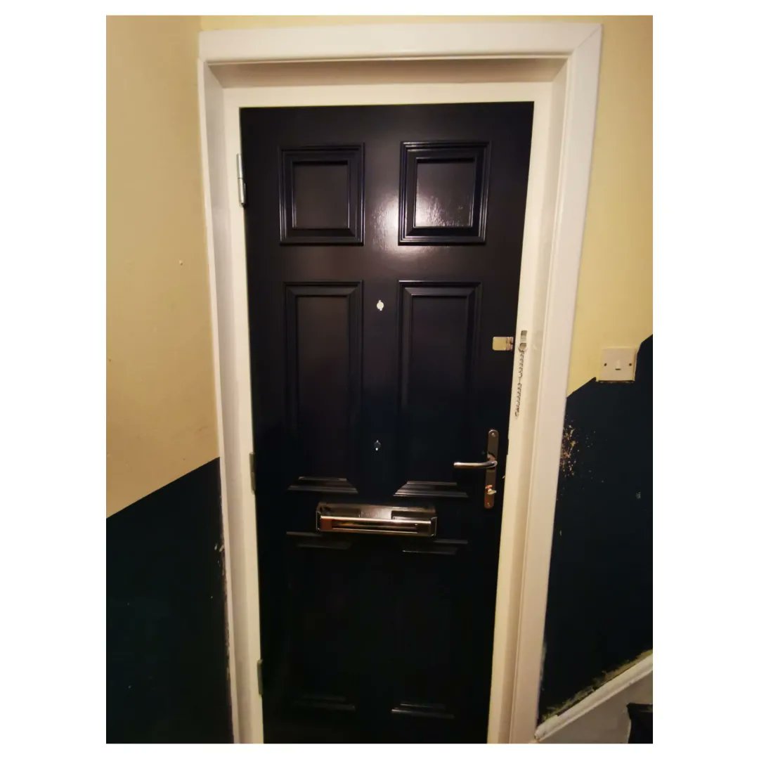 GeerafDecorator's tweet image. 🏠Here we have photos of some windows and doors recently painted in the house in Livingston🚪

👩‍🎨We used #duluxtrade products on this project 👩‍🎨