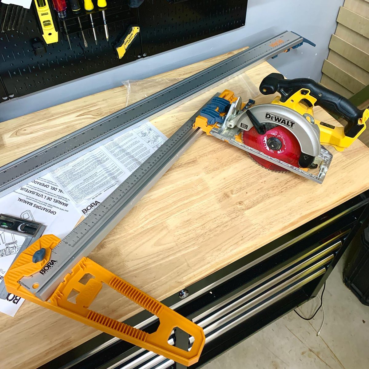 BoraTool's tweet photo. No table saw? No problem. 👏 Rip large pieces of sheet material over and over with BORA's Rip Guide, part of our #sawguide system. Attach your saw, adjust the width of the cut, and rip away!
📸 @lockcitywoodworks https://t.co/64VyV3sGOP