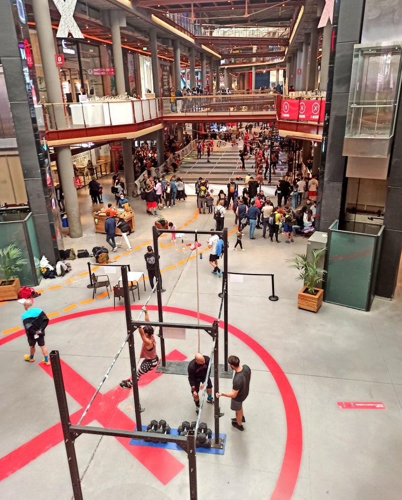 Mucha gente a la que, sin yo entenderlo, les gusta mucho el gimnasio, haciendo cross fit este fin de semana en el X-madrid Alcorcón: