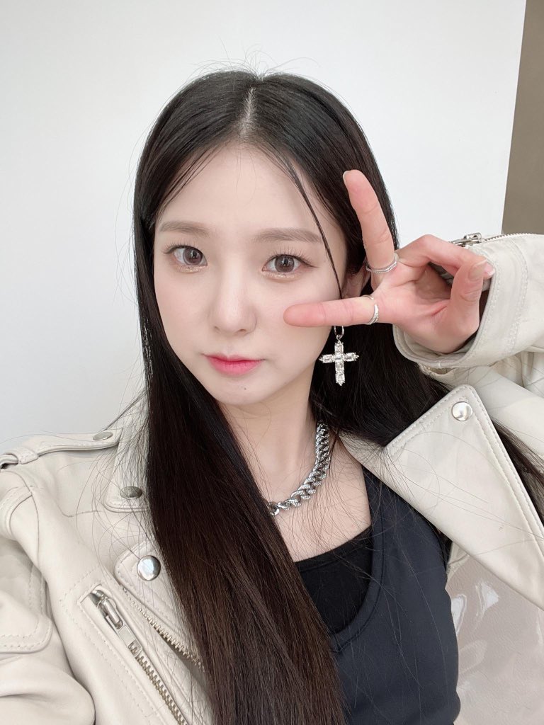 KEP1ERUNIVERSO's tweet photo. [200322] 🐰🍓💬:

- Eu te amo ❤️
- E de repente eu...
- Senti sua falta s/n
- E já que eu estou com saudade
- Eu estou te enviando uma foto!!!
- ❤️❤️❤️
- Ah! Daqui a pouco às 6:00 irá começar o KOMS 

(+) https://t.co/h43AWphhDH