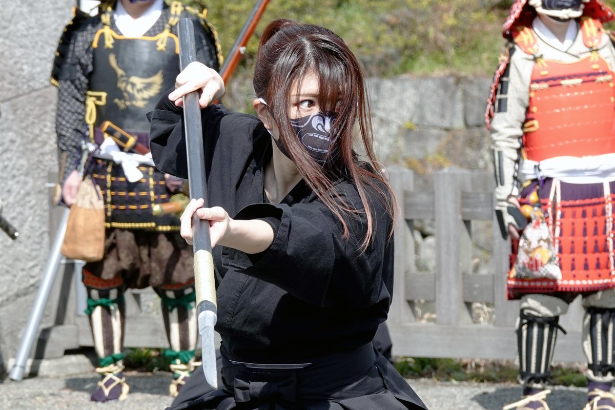 To178430's tweet photo. 3/20 「ある日突然、武者行列 ～　戦国フェア　～」
＠小田原城址公園

#忍者 #女忍者 #くのいち #くの一 #くノ一 #NINJA
#米山流殺陣術 #風魔忍者 #小田原城 #北條手作り甲冑隊 #北條五代祭り https://t.co/F1K8Dc1nd4