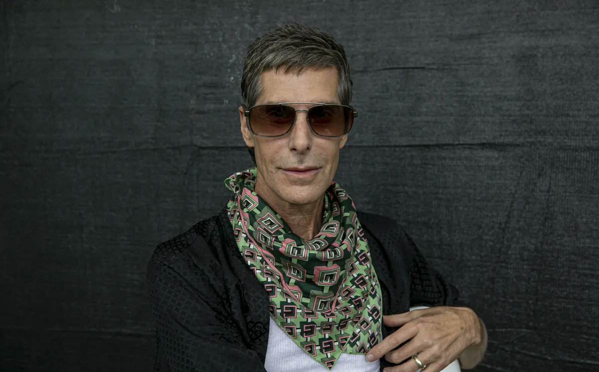 LNRevista's tweet photo. Era un rockstar autodestructivo y quiso cambiar el mundo. Entonces inventó el Lollapalooza
Por @dkrusemann 
https://t.co/nHbZuMeWcM https://t.co/gXoDTXBihy