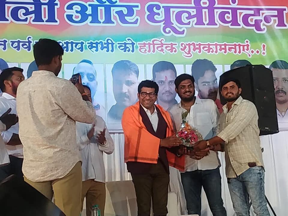 RMPATILSPEAKS's tweet photo. भोजपुरीया सांस्कृतिक मंच,उलवे आयोजित भव्य होळी मिलन समारंभाचे आयोजन करण्यात आले होते, यावेळी मुंबई(महाराष्ट्र राज्य) कृषी उत्पन्न बाजार समितीचे संचालक भाई राजेंद्र पाटील उपस्थित होते, यावेळी श्री.सुमित चौबे, श्री.कुलदीप तिवारी यांनी भाई राजेंद्र पाटील यांचे सत्कार केले. https://t.co/mx4xbH1i7j