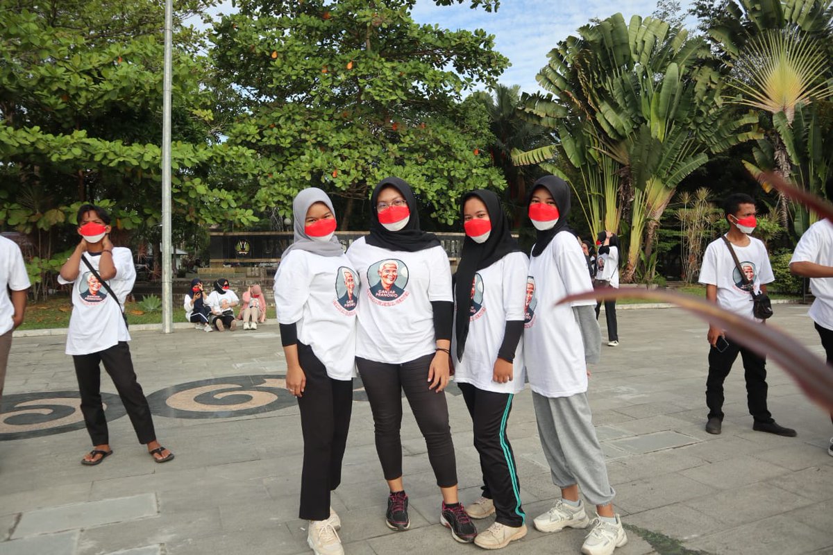 Abangga16019143's tweet photo. Kerennnn Ganjar Milenial Kalimantan Barat telah menentukan pilihanya untuk ayah Ganjar. Ganjar telah dipilih sebagai Pemimpin Milenial. Milenial dukung ayah ganjar https://t.co/flhVct7UwI
