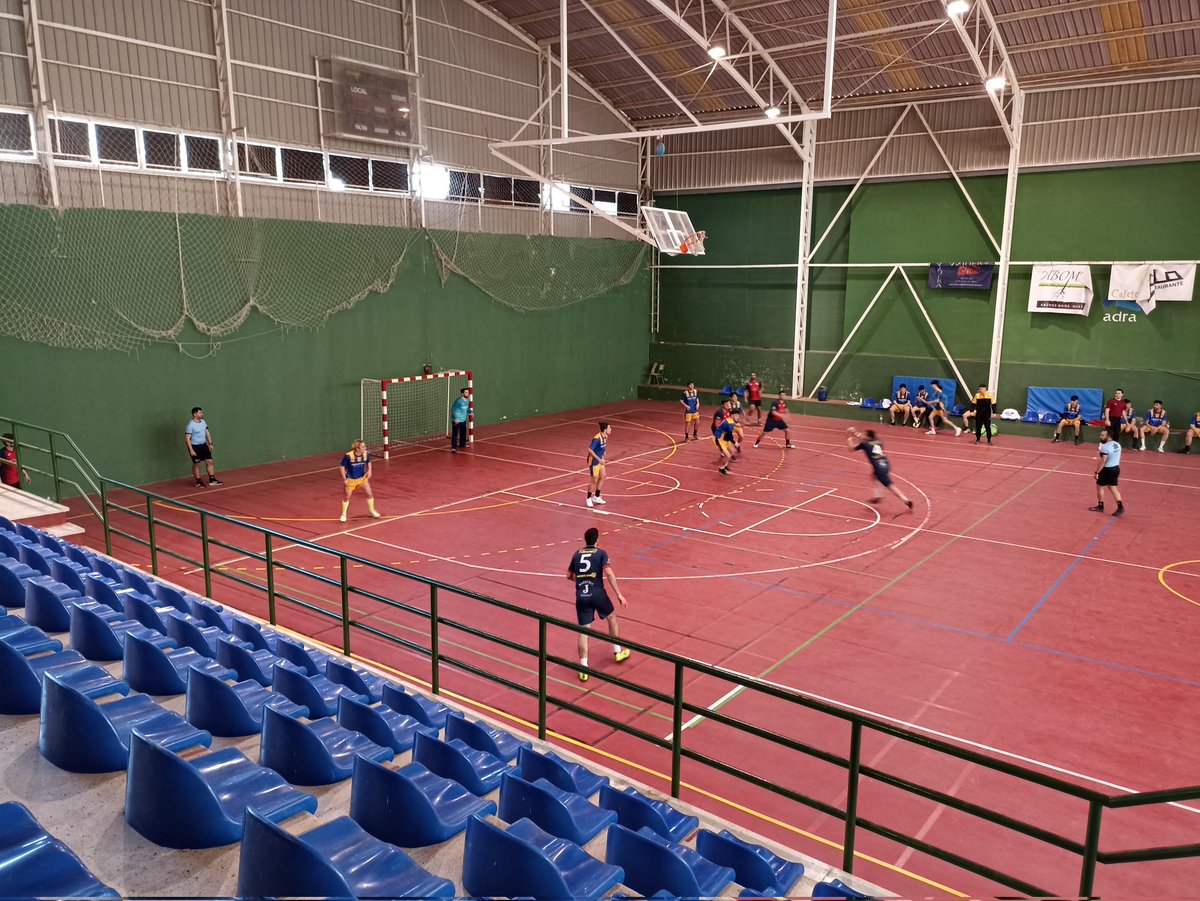 NicolasRamonLR's tweet photo. Que alegría volver a ver balonmano en la pista que tantas alegrías nos ha dado. @ClubBmDalias
Suerte a los compañeros @Diego_Farran @JoaquinGC95
 #PistaCubiertaMiramar #Adra https://t.co/ETkXs66xLl