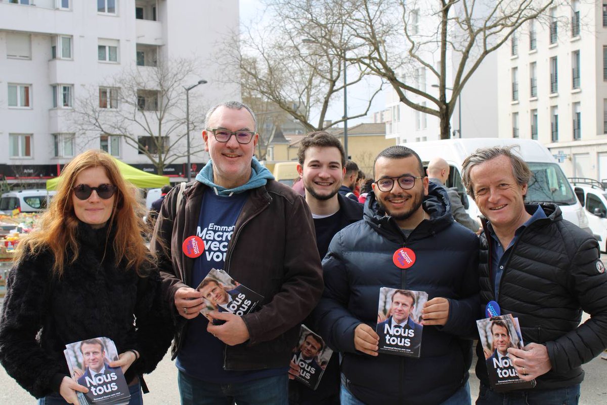 lesjem69's tweet photo. ⏱️H47 et H48

Ce matin, nous étions une nouvelle fois présents sur une dizaine de marchés pour distribuer le programme d'@EmmanuelMacron

#69H #avecvous #Macron2022 https://t.co/NHjKHsWtb3