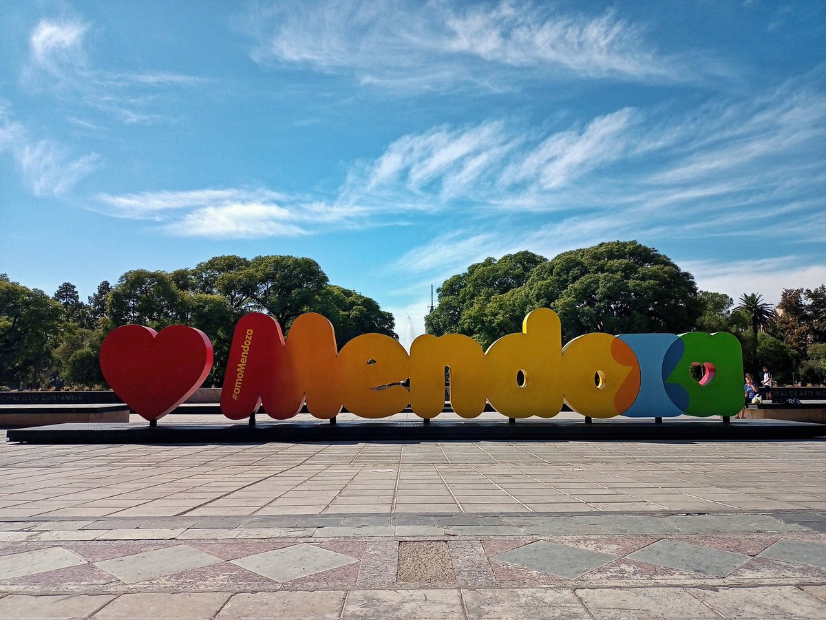 Foto muy turist, pero esta ciudad, con su gente y sus montañas (y sus aceitunas), tiene un pedacito de mi corazón! 
#Mendoza