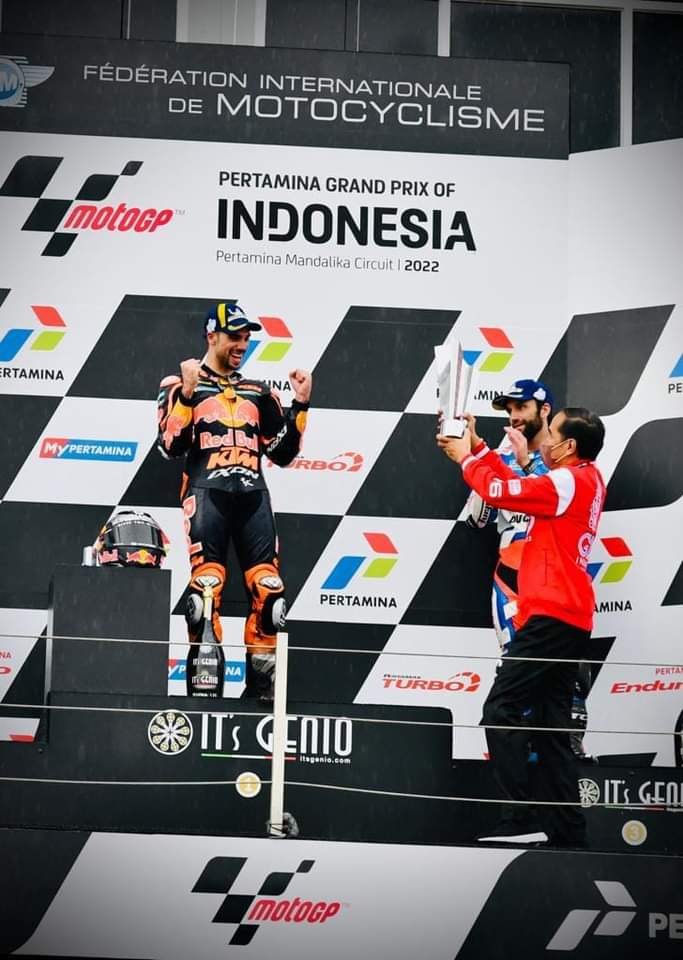 SmithAprilia's tweet photo. Pertama kali dlm sejarah MotoGP seorang presiden menyerahkan  🏆 ke 3 Riders pemenang MotoGP,,,, keren👍👍 https://t.co/QHiD73dYqE