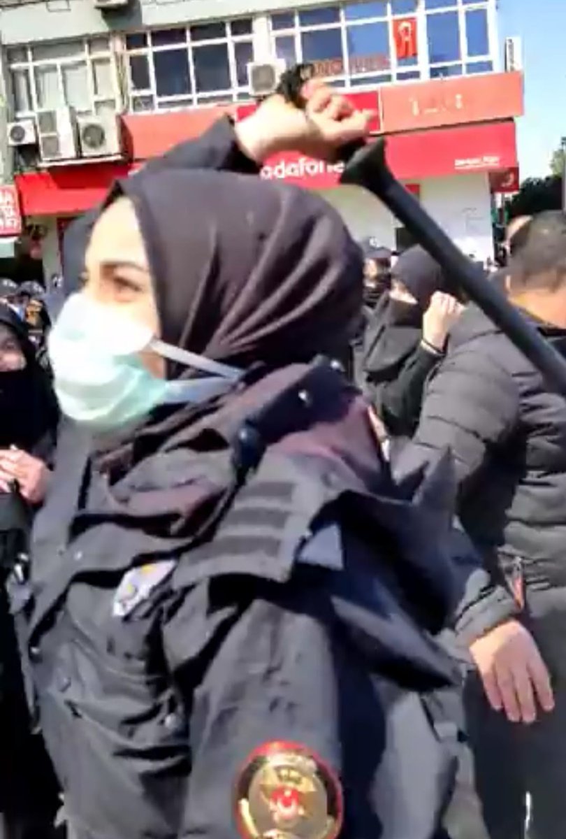 Rmysa__Ylmaz's tweet photo. Yılın en skandal fotoğrafı! Başörtülü kadın polis, başörtülü kadınlara copla var gücüyle vuruyor!!

Yürüyüşe PolisMüdahalesi 
#AdanaEmniyeti https://t.co/6r8HFUnp34