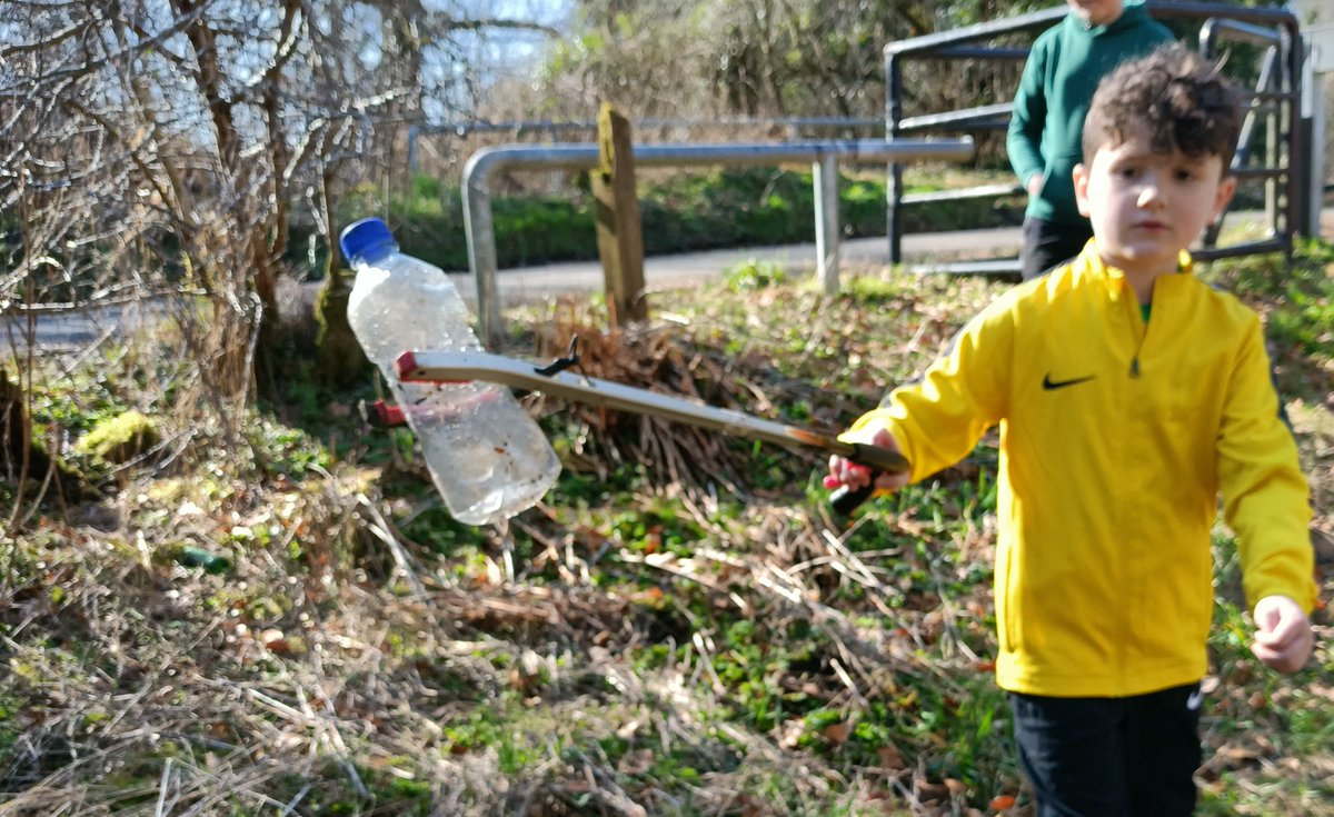 BonnieBTrustee's tweet photo. I joined @CalderFriends today to get an early start on the @KSBScotland #SpringCleanScotland campaign. We found hardly any #litter - great news! We did save some plastic from getting into the river &amp; saved some paws by removing broken glass. Job done 💪 #Blantyre #UpstreamBattle https://t.co/4kjSfeg7Gl