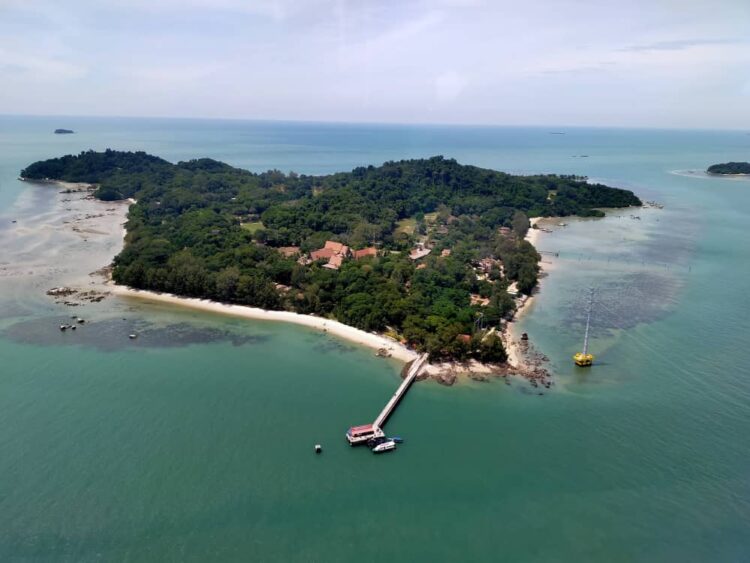 aslah92's tweet photo. Pulau Besar, Melaka

Masa study kat UTeM dulu pernah sampai pulau ni sekali. 2 hari satu malam camping tepi pantai dan takkan pi dah 😂. Pengalaman yg agak seronok sebab pergi dgn ramai2 dua buah rumah tapi tak ada rasa akan jejak semula. Pulau yg banyak cerita. https://t.co/UGxkaOLfTK