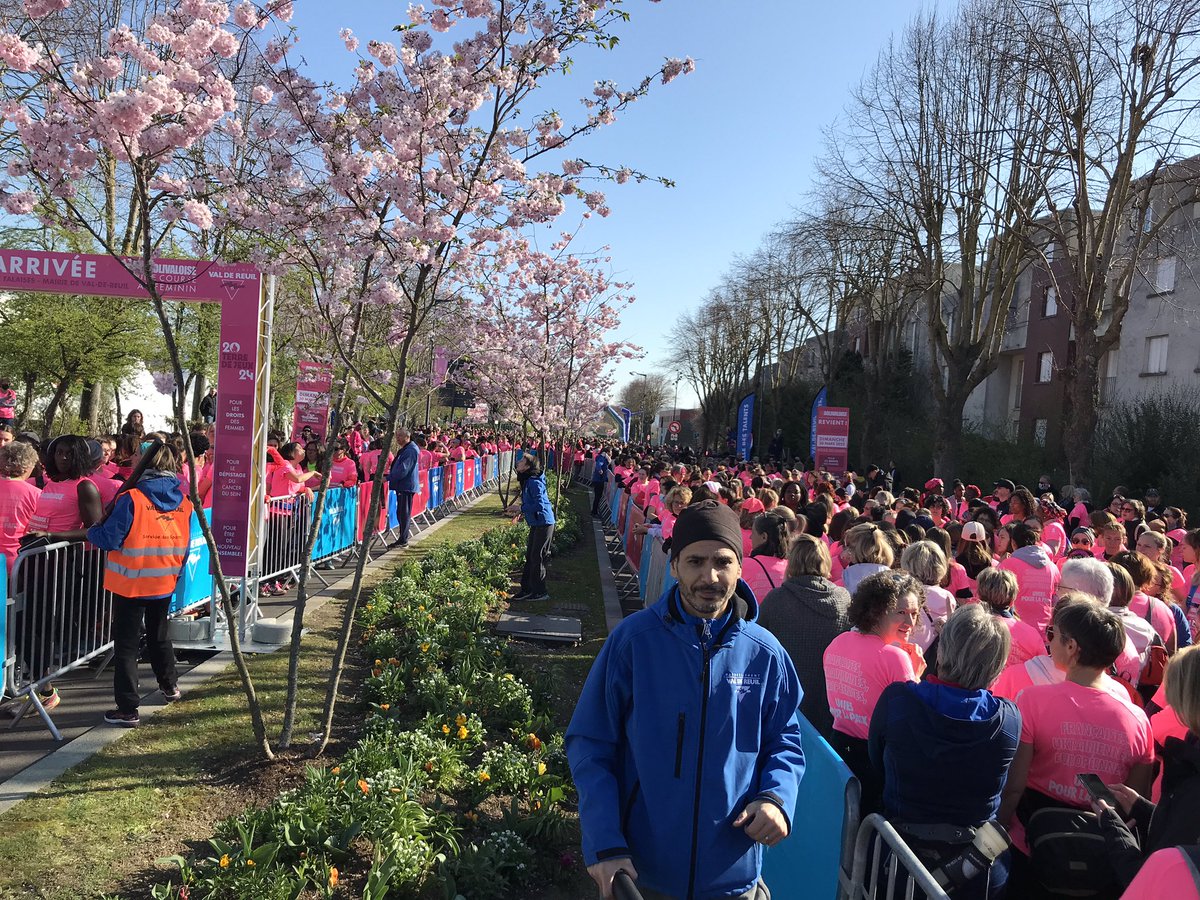 JjCoquelet's tweet photo. Heureux de retrouver la fête de la Rolivaloise, sous le soleil et un ciel magnifique. Plus de 2500 participantes, autant de sourires, de solidarité, de bonne humeur et de diversité. De nombreux symboles auxquels à Val de Reuil nous sommes attachés. https://t.co/5mJzbm6QdK
