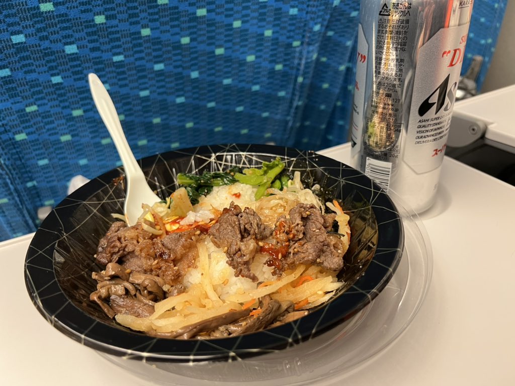 okubass_weaver's tweet photo. ツアー2日目にしてセミファイナル大阪、ありがとうございました！🙌
みなさんの手拍子や熱量がたくさん飛んできました！👏🔥
お土産の天ちゃんオススメお弁当を小骨に気をつけて美味しくいただきながら帰ります！🚄🍲

#雨宮天 
#BESTLIVETOUR  #SKY
#天ちゃんバンド
#天ちゃんダンサーズ https://t.co/8p8mVHP4V9