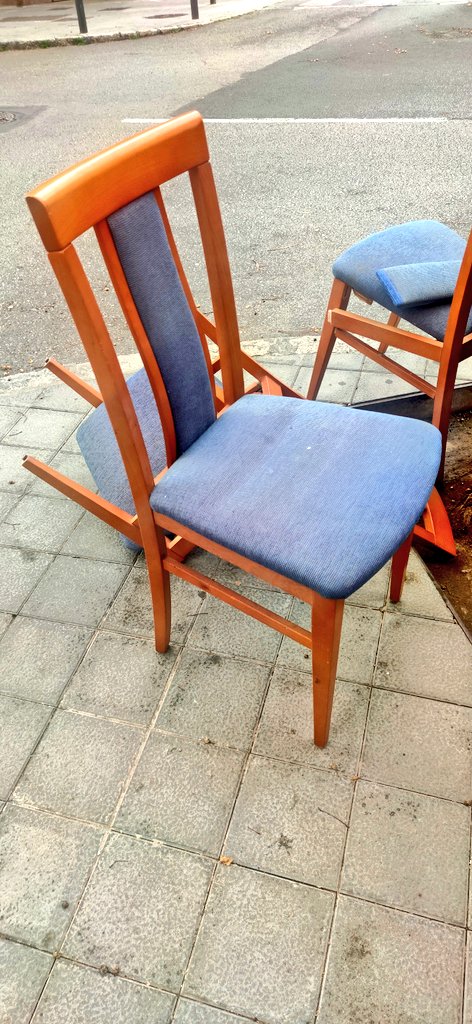 pellin67's tweet photo. Juego de sillas color roble, disponible en esquina Pau Piferrer con Aldea del Carinyo...necesitan algún arreglo... @EMAYA_Palma
#avuinotoca https://t.co/f1UWoS5nqj