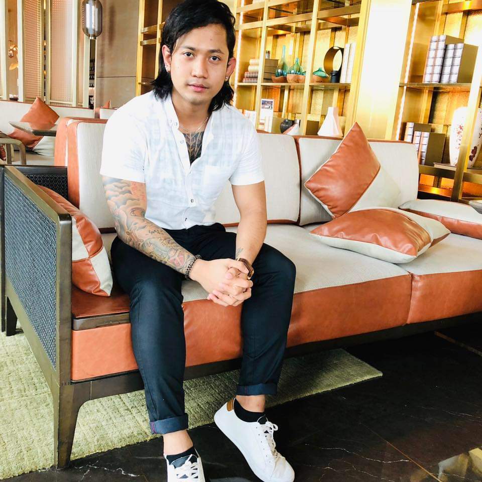 DavidAlexder's tweet photo. ခု photoတွေ ရိုက်နေတာနော် စပွန်ဆာမမရီးရထားတယ် https://t.co/GfBPdxEuNw